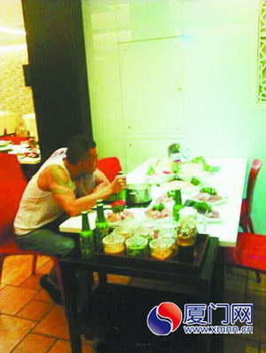 “豬肝哥”獨(dú)坐餐桌前，面前擺了5盤豬肝。