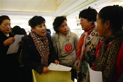 相親大會(huì)兒女靦腆家長(zhǎng)大方 玩拋媚眼表白 相親大會(huì)兒女靦腆家長(zhǎng)大方 玩拋媚眼表白