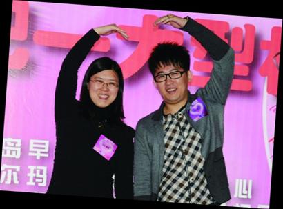 相親大會(huì)兒女靦腆家長(zhǎng)大方 玩拋媚眼表白