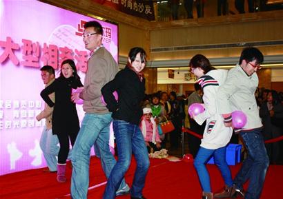 相親大會(huì)兒女靦腆家長(zhǎng)大方 玩拋媚眼表白