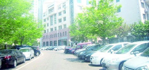 青島車位費(fèi)9年漲12萬(wàn)單價(jià)超房?jī)r(jià) 車主搶位練成絕技