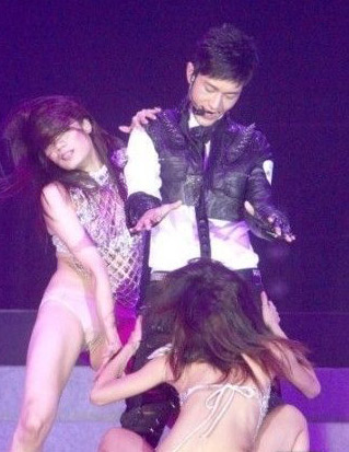 明星演唱會(huì)霹靂震震 各種秀底線(xiàn)