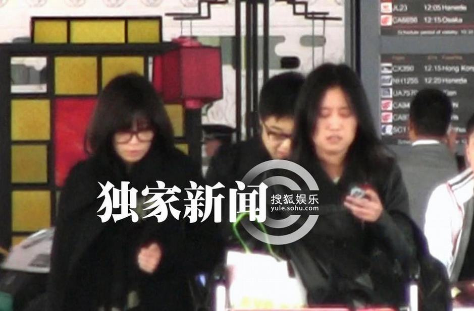 賈靜雯與同性密友孔菁蘋(píng)出街抵京 酒店熱聊