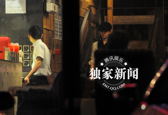 劉亦菲與閨蜜“夜談” 駕豪車(chē)同回別墅形影不分