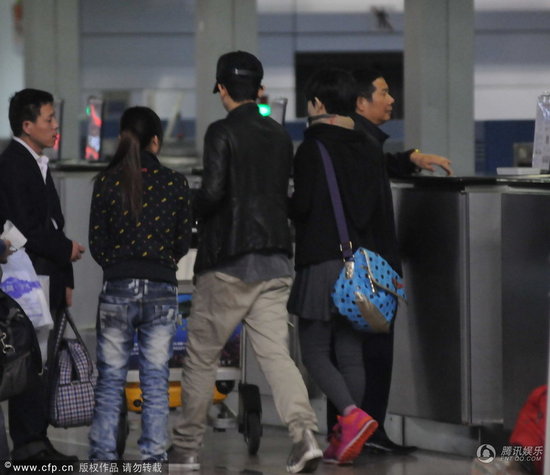 張杰機(jī)場(chǎng)悍馬車接送 謝娜緊隨身后素顏似小媳婦