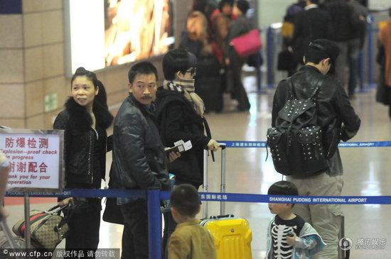 張杰機場悍馬車接送 謝娜緊隨身后素顏似小媳婦