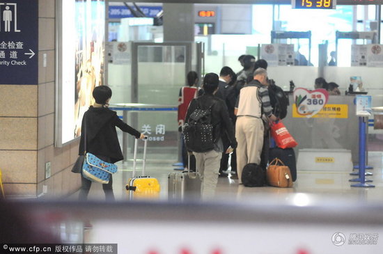 張杰機場悍馬車接送 謝娜緊隨身后素顏似小媳婦