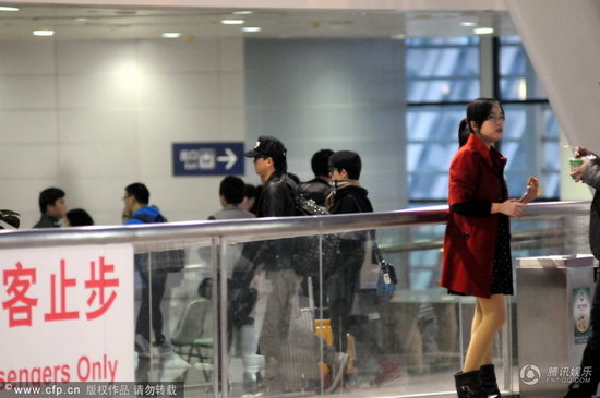 張杰機場悍馬車接送 謝娜緊隨身后素顏似小媳婦