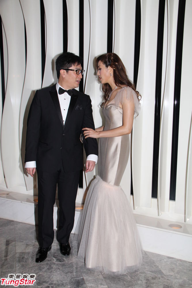 徐子淇香檳色魚(yú)尾裙秀豐滿半球