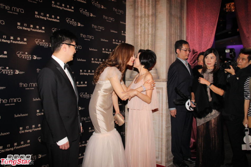 徐子淇香檳色魚(yú)尾裙秀豐滿半球