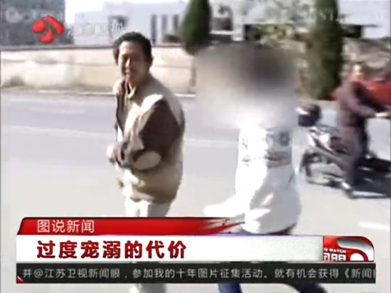 14歲女孩當(dāng)街暴打生父連扇十余耳光 14歲女孩當(dāng)街暴打生父連扇十余耳光