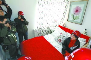 中外記者上午體驗(yàn)北京公租房。 中外記者上午體驗(yàn)北京公租房。