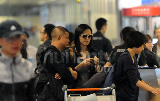 姚晨曹郁婚期臨近甜蜜現(xiàn)身 疑同出游預支蜜月