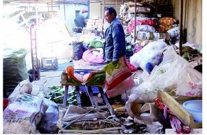 青島廢品站老板讀參考消息看經(jīng)濟(jì)走勢(shì) 20斤報(bào)紙難換1斤肉