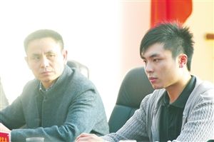 兒子周成程要參軍，父親周奇迪（左一）很是支持