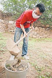 青島80后情侶裸婚辭職進山隱居 生吃菜自建屋