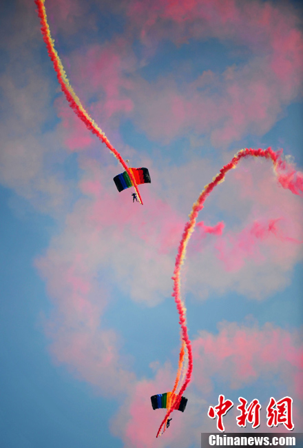 中國空軍精彩表演驚艷航展