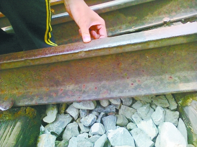 萬白貨運(yùn)專用線上仍在使用的“漢陽造”鋼軌 渠敬雷 攝 萬白貨運(yùn)專用線上仍在使用的“漢陽造”鋼軌 渠敬雷 攝