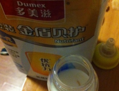 多美滋奶粉現(xiàn)蟲(chóng)子 青島11個(gè)月大嬰兒飲后腹瀉