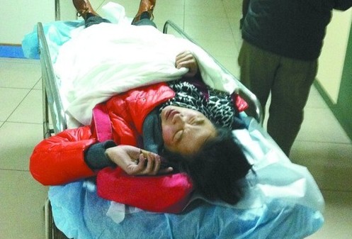 駕校門口練車釀禍 教練車斜坡上撞傷學員 駕校門口練車釀禍 教練車斜坡上撞傷學員