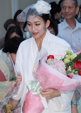 轉(zhuǎn)發(fā)到微博李彩樺接受浸洗禮歸入基督教。