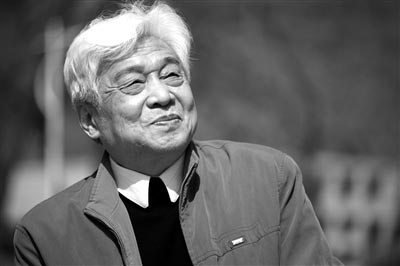 中國(guó)傳媒大學(xué)播音主持藝術(shù)學(xué)院前任院長(zhǎng)、76歲的中國(guó)播音界泰斗張頌，因食道癌晚期醫(yī)治無(wú)效，于昨日在北京去世。新京報(bào) 宋佳音 攝