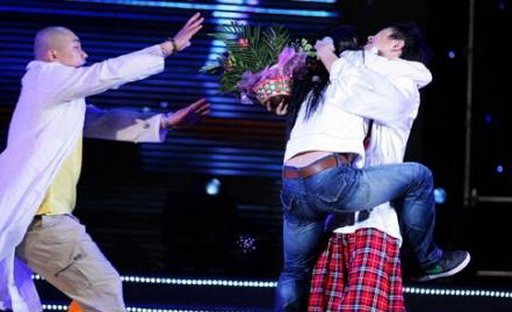 粉絲雷舉盤(pán)點(diǎn)：趙薇被村民開(kāi)拖拉機(jī)狂追 張柏芝遭襲胸