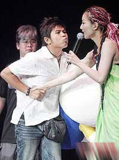 粉絲雷舉盤點：趙薇被村民開拖拉機狂追 張柏芝遭襲胸