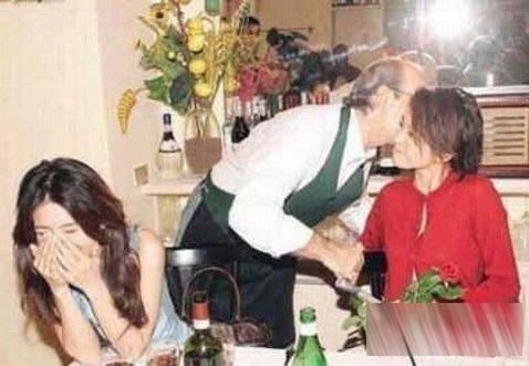 粉絲雷舉盤點(diǎn)：趙薇被村民開拖拉機(jī)狂追 張柏芝遭襲胸