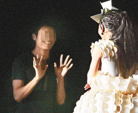 粉絲雷舉盤點(diǎn)：趙薇被村民開拖拉機(jī)狂追 張柏芝遭襲胸