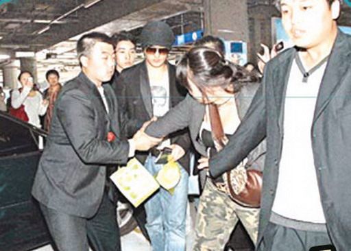 粉絲雷舉盤點：趙薇被村民開拖拉機狂追 張柏芝遭襲胸