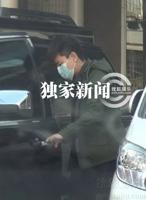 賈乃亮開(kāi)豪車接李小璐出院