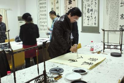 書畫家現(xiàn)場揮毫。