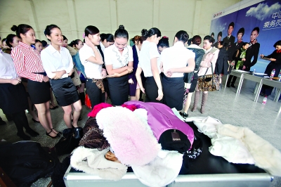 昨日，東航招聘面試環(huán)節(jié)需要穿襯衣短裙參加，應(yīng)聘的美女們顯得美麗又“凍”人