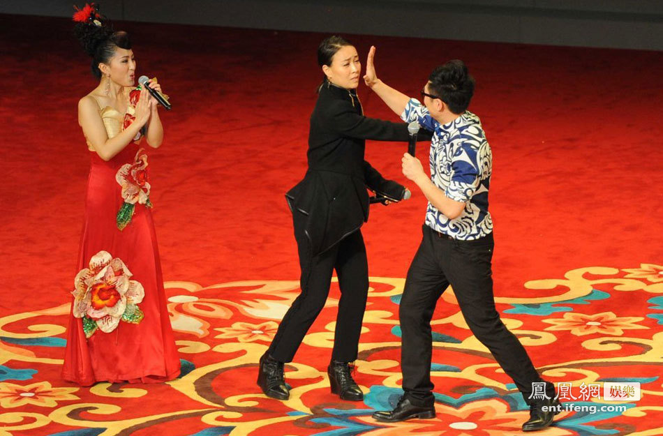 趙本山喜亮相“劉老根大舞臺(tái)”長(zhǎng)春旗艦店開(kāi)業(yè)典禮