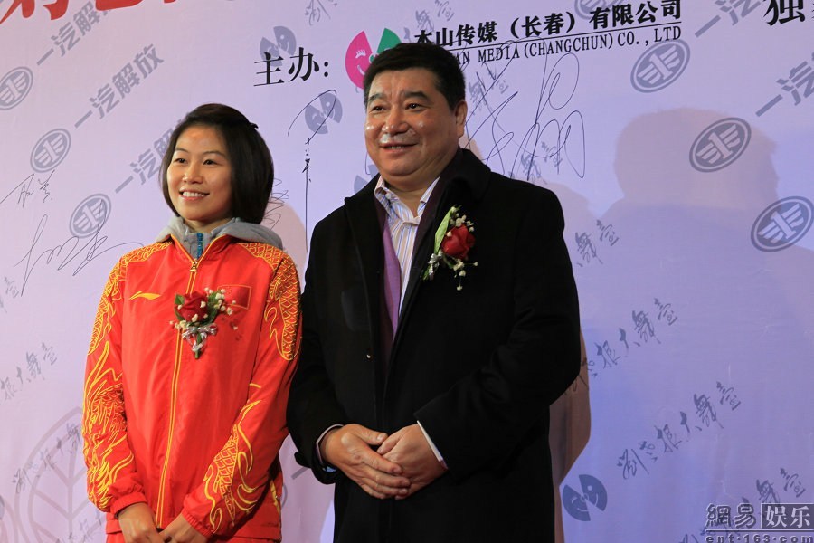 趙本山豪華二人轉(zhuǎn)劇場(chǎng)開業(yè) 張柏芝、干女兒黃圣依捧場(chǎng)力挺