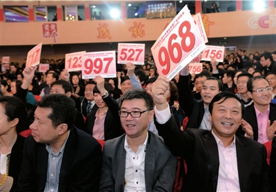 昨天，在央視2013年黃金資源廣告招標(biāo)競購大會現(xiàn)場，企業(yè)代表舉牌競標(biāo)。圖/CFP