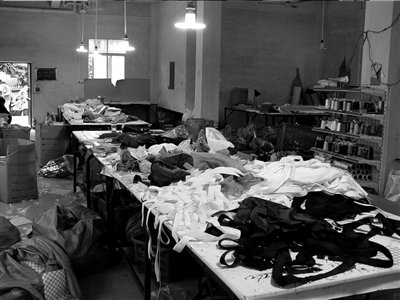 窩點(diǎn)內(nèi)管理混亂，加工材料亂扔。警方供圖