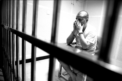 犯罪嫌疑人錢(qián)某接受采訪(fǎng)時(shí)落淚。 本報(bào)記者歐陽(yáng)曉菲攝