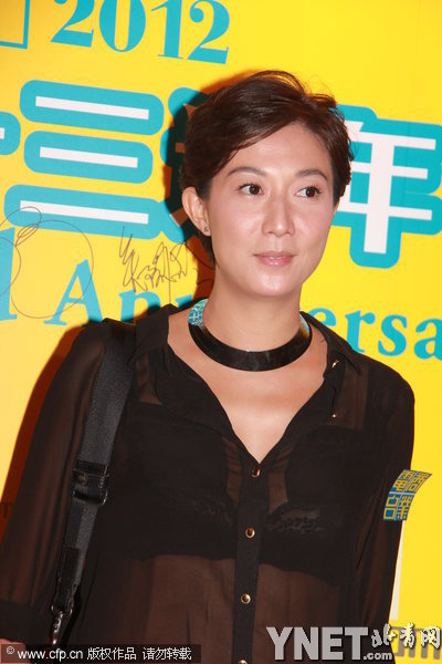 吳綺莉近日亮相，黑色透視裝內(nèi)衣隱現(xiàn)