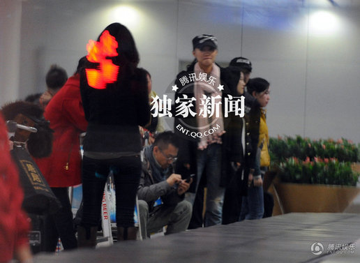 王學(xué)兵深夜攜新女友回家