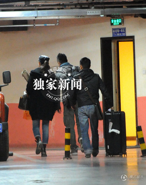 王學兵深夜攜新女友回家