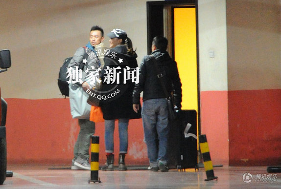 王學兵深夜攜新女友回家