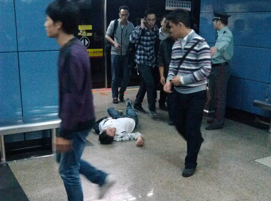 廣州地鐵進站時發(fā)生事故