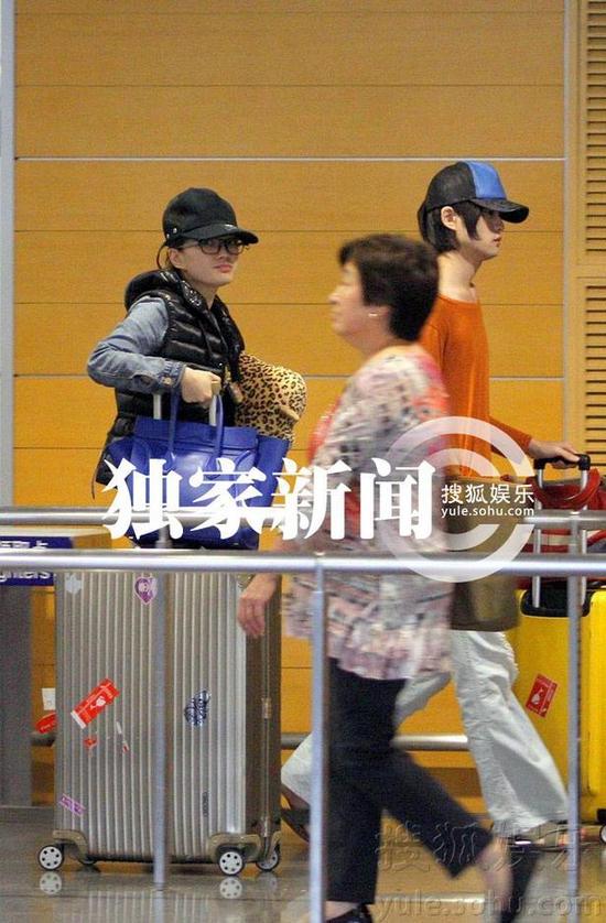 好聲音學員走穴忙 李代沫抱枕賣萌丁丁名牌傍身