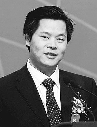  鄭功成 1964年生，湖南平江人?，F(xiàn)任中國(guó)人民大學(xué)教授、全國(guó)人大常委會(huì)委員。兼國(guó)務(wù)院首屆醫(yī)改咨詢(xún)委員會(huì)委員、國(guó)家減災(zāi)委專(zhuān)家委副主任、中國(guó)勞動(dòng)學(xué)會(huì)副會(huì)長(zhǎng)、中國(guó)社會(huì)保險(xiǎn)學(xué)會(huì)副會(huì)長(zhǎng)、中國(guó)社會(huì)福利協(xié)會(huì)等副會(huì)長(zhǎng)等。長(zhǎng)期從事社會(huì)保障、收入分配及與民生相關(guān)領(lǐng)域的研究，是“中國(guó)社會(huì)保障改革與發(fā)展戰(zhàn)略”、“維護(hù)社會(huì)公平正義與保障國(guó)民共享發(fā)展成果”、“國(guó)家社會(huì)福利制度發(fā)展戰(zhàn)略”等重大戰(zhàn)略項(xiàng)目研究的首席專(zhuān)家。出版過(guò)著作30余種，發(fā)表學(xué)術(shù)文章約400多篇，多篇政研報(bào)告或文章被中央領(lǐng)導(dǎo)同志批示。