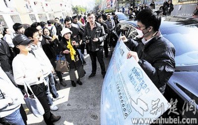 男子攜百萬支票板駕豪車在校園求婚被罵發(fā)神經（圖）