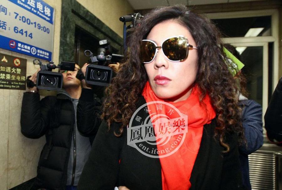 黃曉明拍戲摔傷左腿骨折 于東現(xiàn)場(chǎng)致歉