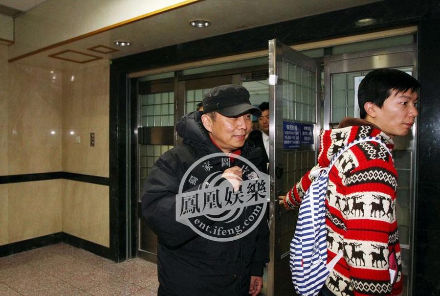 黃曉明拍戲摔傷左腿骨折 于東現(xiàn)場致歉