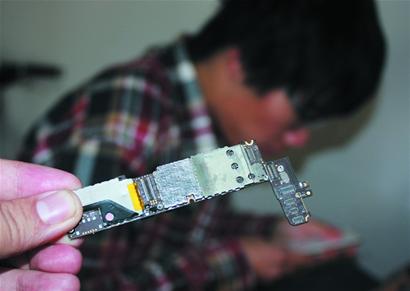 青島小哥用零件組裝Iphone4S爆紅 與行貨無(wú)差